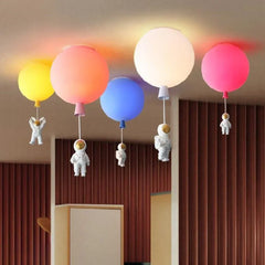 Babyzimmer Deckenleuchte mit bunten Ballons und Astronaut