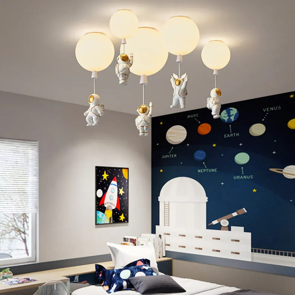 Babyzimmer Deckenleuchte mit bunten Ballons und Astronaut