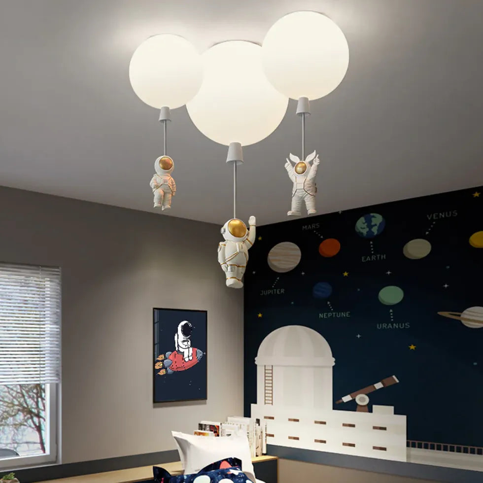 Babyzimmer Deckenleuchte mit bunten Ballons und Astronaut